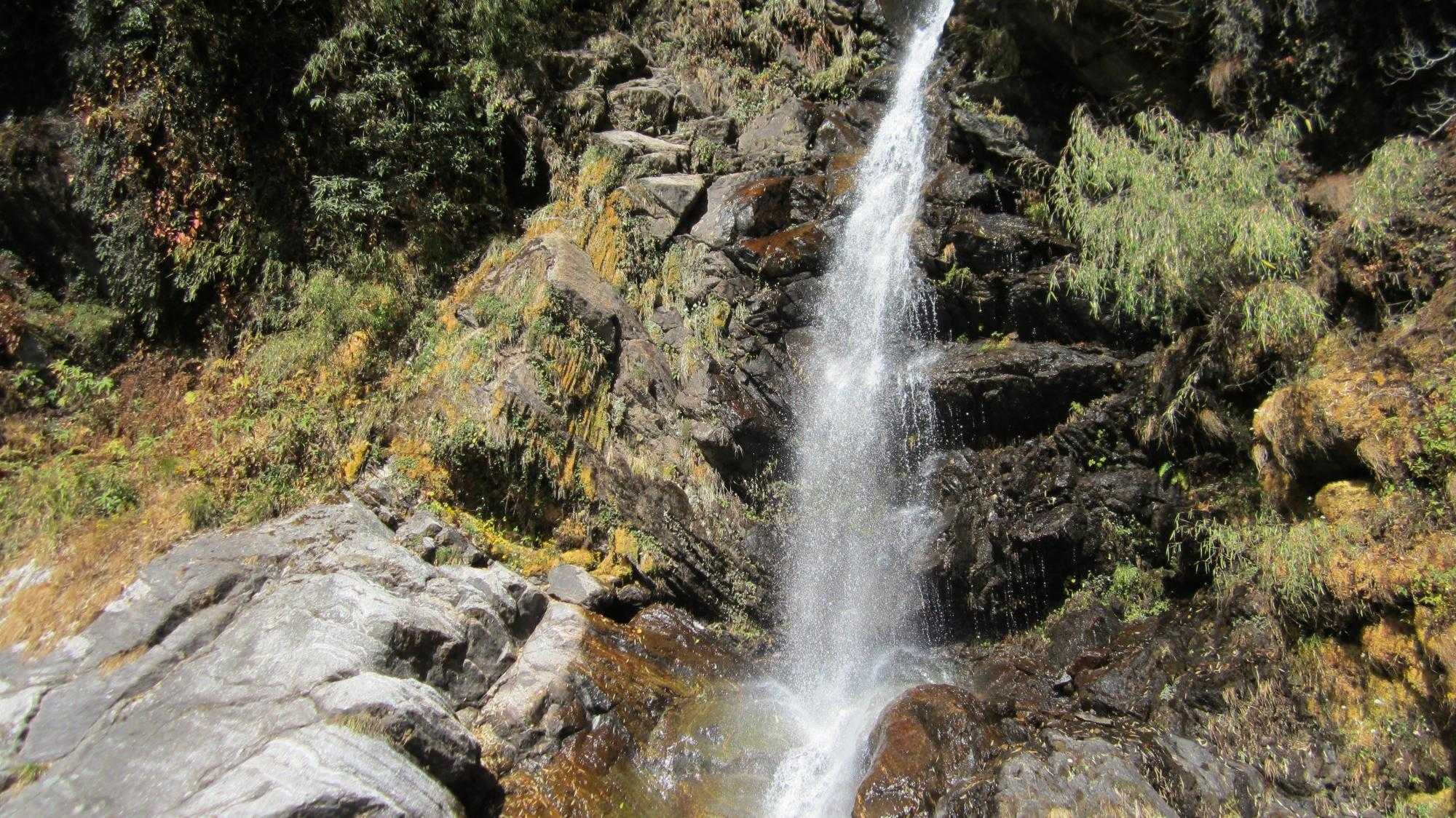 Kyongnosla Waterfall Photo 3
