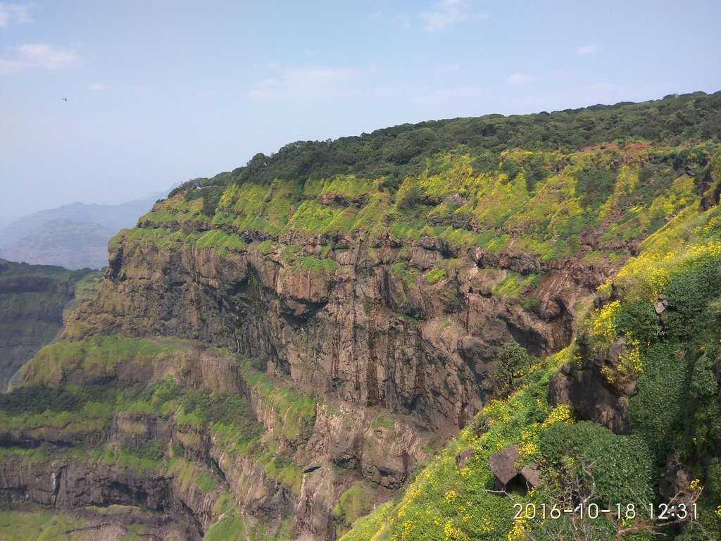 Castle Rock Point Mahabaleshwar Photo 2