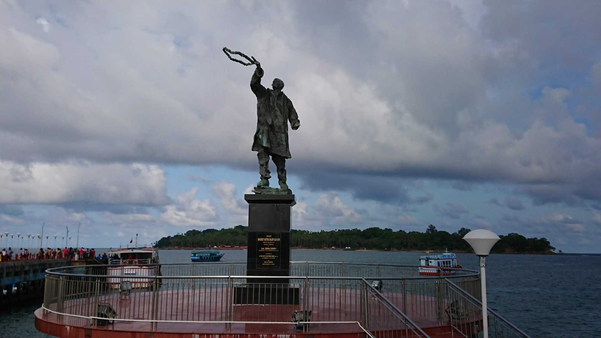 Rajiv Gandhi Statue Photo 1